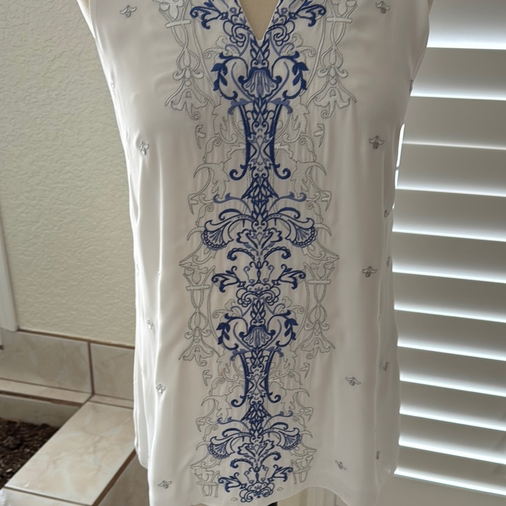 White House Black Market White and Blue Blouse - Picture 6 of 10